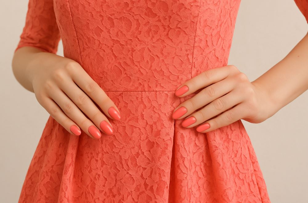 Rød kjole og røde negle